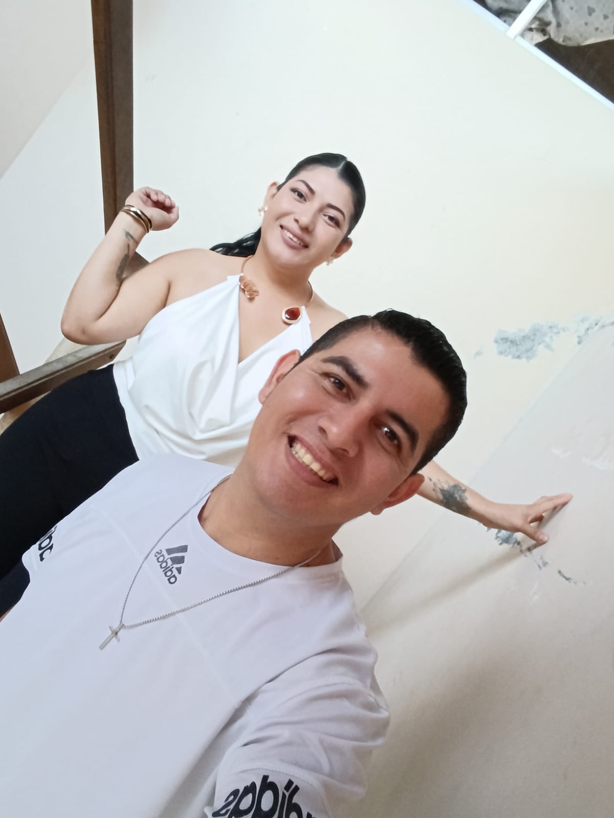 Karla y Jefersson sonriendo juntos