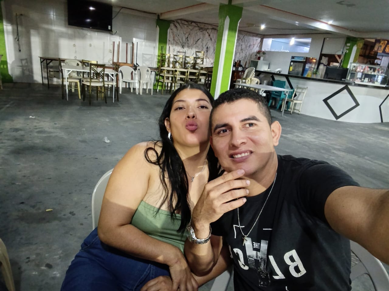 Karla y Jefersson compartiendo un momento juntos
