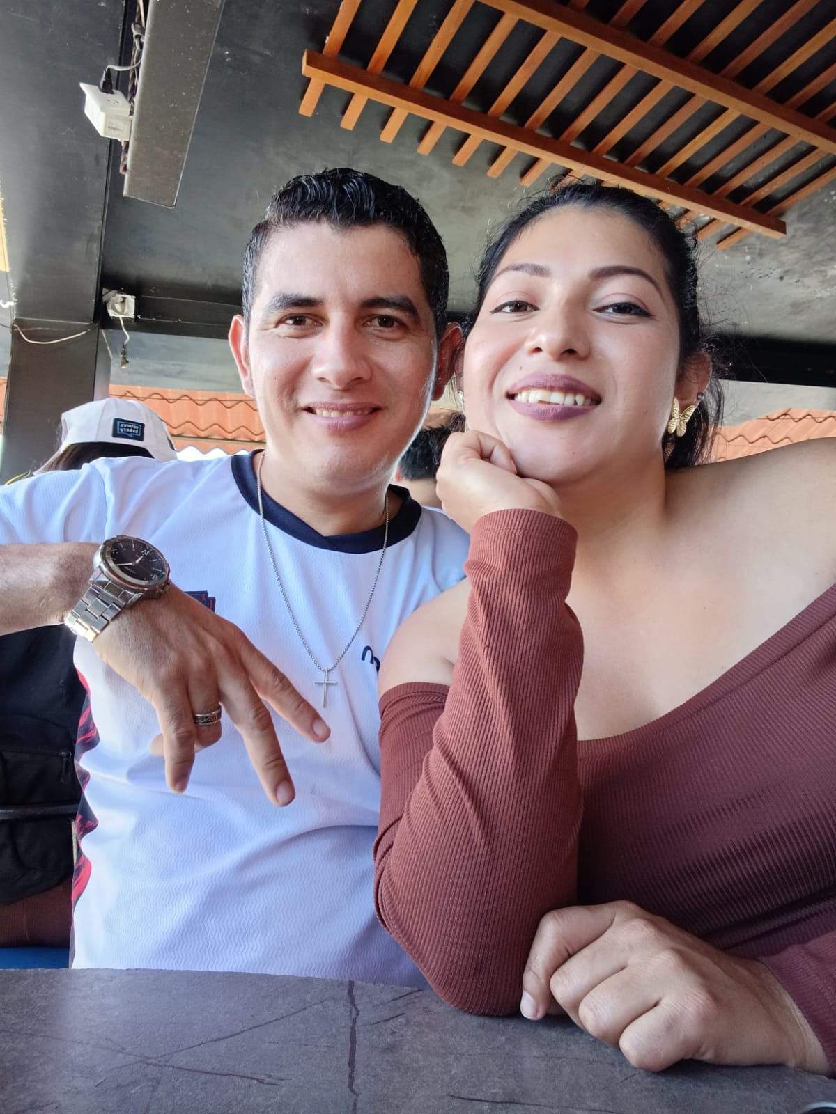 Karla y Jefersson sonriendo muy cerca
